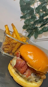 Hamburguesa de la Casa (Filet de pollo crispy y torta angus)